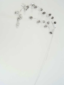 Gałązka modrzewiowa 115cm srebrna z szyszkami (CV16949-1) -20%