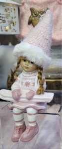 Dziewczynka ceramiczna siedząca z nartami różowa (NB0549)