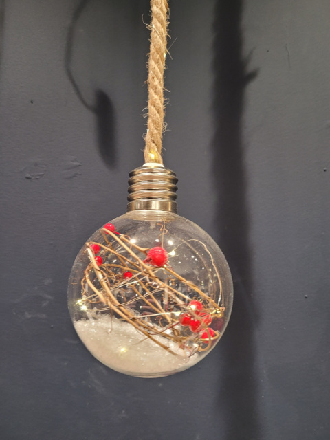 Kula szklana 12cm LED z czerwonymi owocami (ABT611760) bat.2*AA