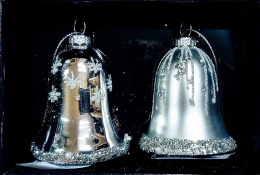 Kpl. 2 dzwoneczki szklane srebrne bł/mat dekor. h:8*6,5cm (944135)