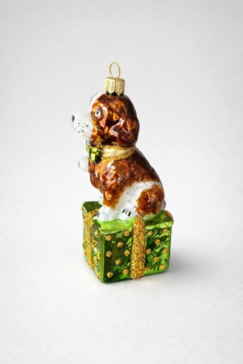 Shaped ornament: Dog on a gift (268) SZ