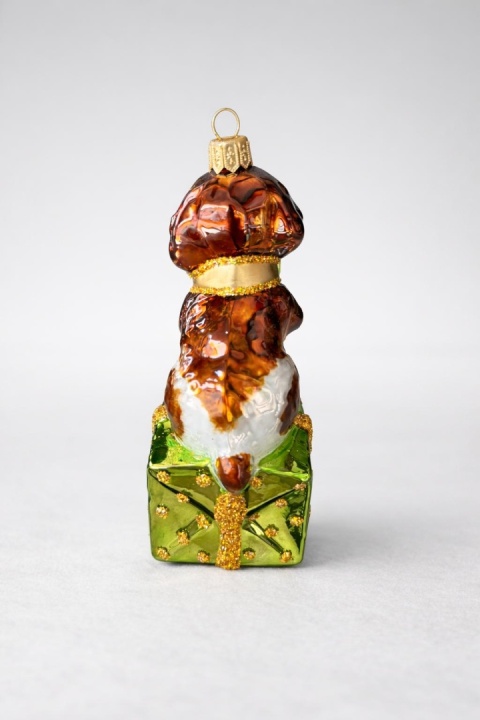 Shaped ornament: Dog on a gift (268) SZ