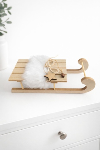 Wooden sled with white fur and star (TG65732)-20%