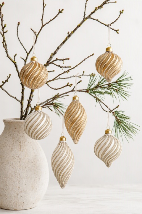 Ribbed glass bauble, 8 cm, matte gold with gold glitter (071701)