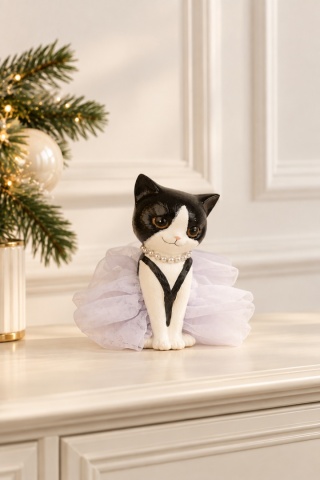 Kotka elegantka jasno niebieskie ubranko siedząca poliresin (703632)