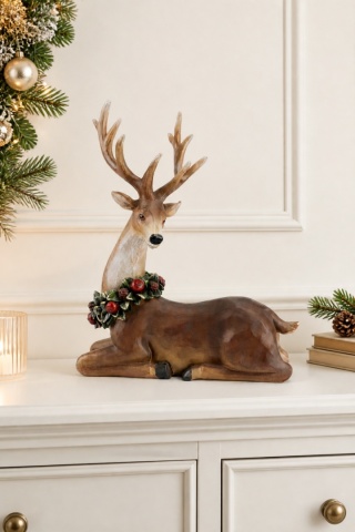 Renifer leżący ze świątecznym wiankiem poliresin (2442)